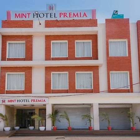 Mint Hotel Premia Chandigarh, Zirakpur Экстерьер фото