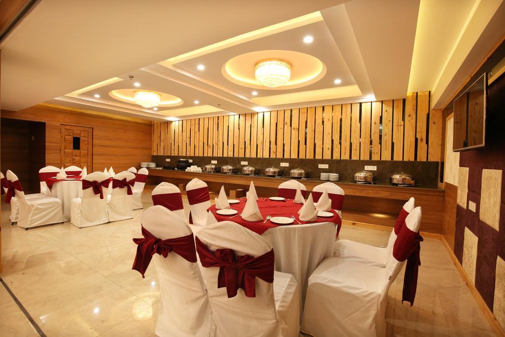 Mint Hotel Premia Chandigarh, Zirakpur Экстерьер фото